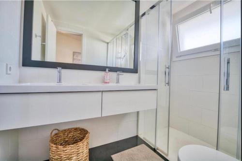カレリャ・デ・パラフルジェリにあるApartment with pool and tennis courts in Calella de Palafrugellの洗面台、鏡、トイレ付きのバスルーム