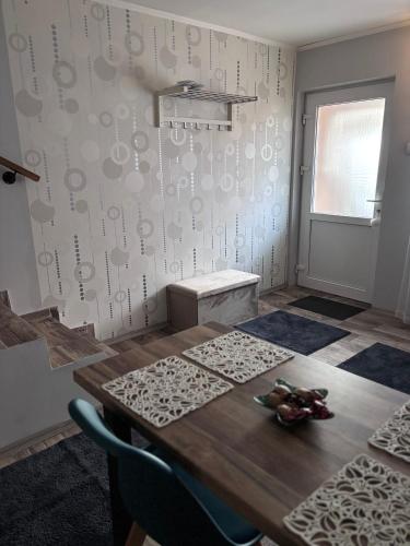 a room with a table and a wall with musical notes at Tiny Studio Universitate in Craiova