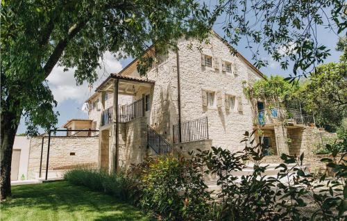 een groot wit bakstenen gebouw met een boom bij Casa Amalia in Višnjan