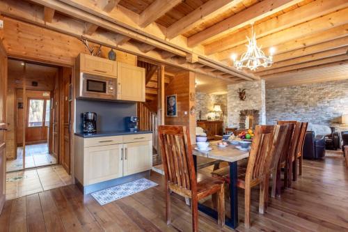 une cuisine et une salle à manger avec une table et des chaises dans l'établissement Chalet Alpin 12 pers, Isola 2000, à Isola 2000