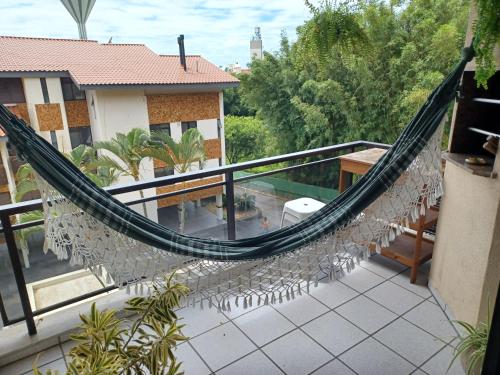 En balkon eller terrasse på Segurança e conforto na Praia Brava a 100 do mar - Condomínio Curimã