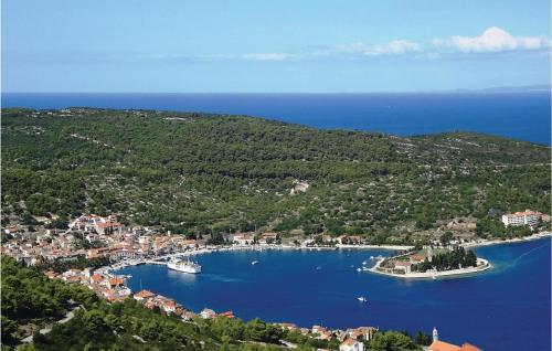 an aerial view of a small island in a body of water at Nice Home In Vis With Kitchen in Vis