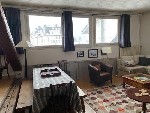 un salon avec une table et un canapé dans l'établissement Villa Jules, à Chamonix-Mont-Blanc