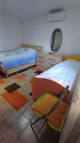 Ένα ή περισσότερα κρεβάτια σε δωμάτιο στο Traditional Tirana house