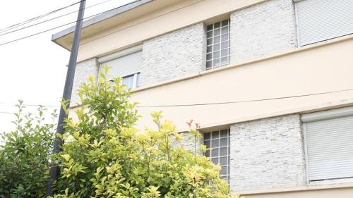 un bâtiment avec des fenêtres et un poteau dans l'établissement Charmant studio vue dégagée et cuisine équipée, à Bobigny