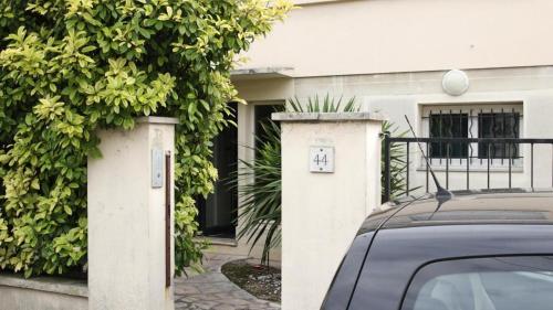 une voiture garée devant une maison dans l'établissement Charmant studio vue dégagée et cuisine équipée, à Bobigny