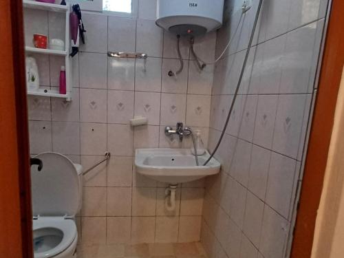 Ένα μπάνιο στο Traditional Tirana house