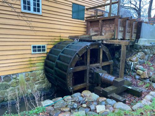 an old wine barrel sitting next to a building at GRUBBE MØLLE Bed & Breakfast in Fåborg