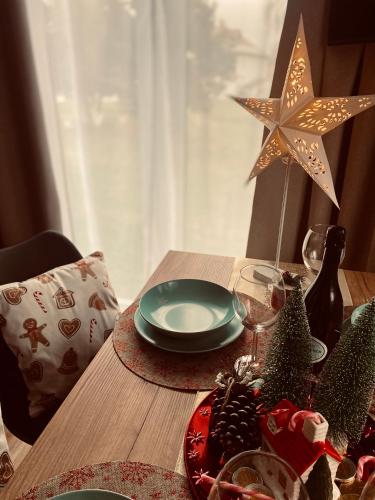 a wooden table with a plate and a star on it at Apartmán Na Břehu Lipna in Černá v Pošumaví
