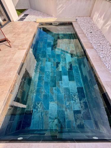 Photo de la galerie de l'établissement Villa cosy avec piscine, à Bruges