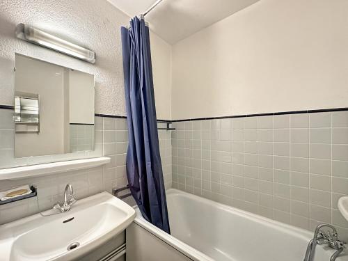 une salle de bain avec un lavabo, une baignoire et une douche dans l'établissement CL339 - Appartement 6 personnes centre village, aux Carroz d'Arâches
