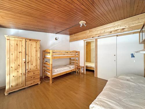 - une chambre avec des lits superposés et un plafond en bois dans l'établissement CL339 - Appartement 6 personnes centre village, aux Carroz d'Arâches