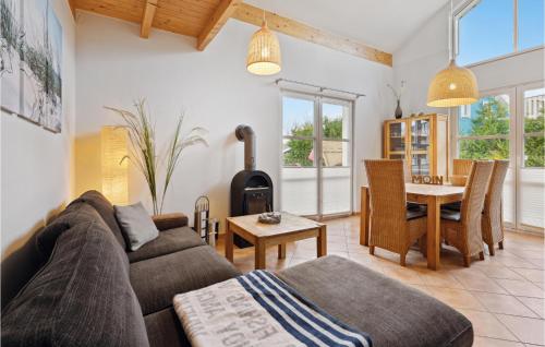 un salon avec un canapé et une table dans l'établissement Seebrise B, à Süssau