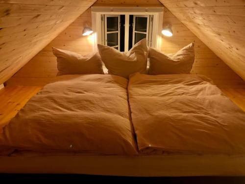 Postel nebo postele na pokoji v ubytování Kleines modernes Haus in Borghamn