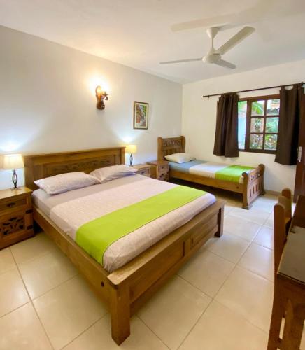 Ένα ή περισσότερα κρεβάτια σε δωμάτιο στο Camali Hotel