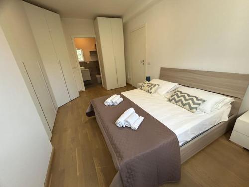 MontaleにあるMaranello 6 chilometri - Casa Ferrari 2 bedrooms Parcheggio Privatoのタオルが敷かれた大きなベッドのある寝室