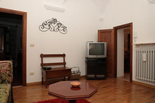 a living room with a couch and a tv at casa margherita in Pieve di Teco
