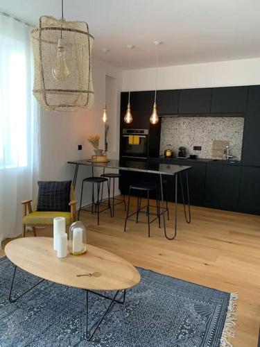 un salon avec une table et une cuisine dans l'établissement Une casa chic Vallon des auffes, à Marseille