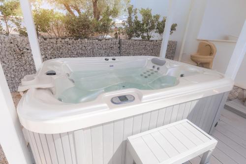 a jacuzzi tub sitting on top of a balcony at Capo Norax chambre de luxe avec jacuzzi à 250m de la mer in Pula