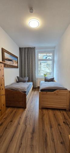 Postel nebo postele na pokoji v ubytování Gästehaus Hirschstein - Hochwertige Ferienwohnung in sehr ruhiger Lage direkt am Fluss Göltzsch
