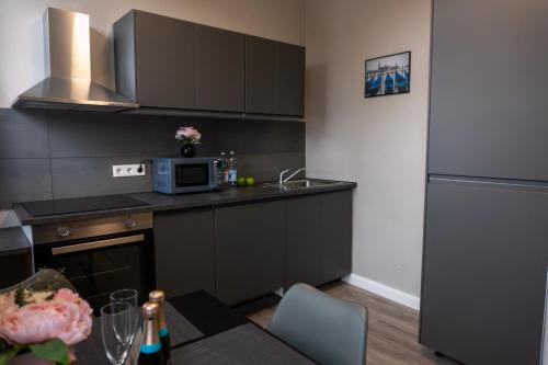 Dapur atau dapur kecil di LiRo Apartments Jägerstrasse Krefeld
