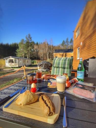 a table with a cutting board with food on it at Ferien im Tiny House in Stuer