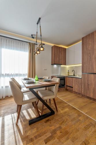 Una cocina o zona de cocina en Lenika Apartments