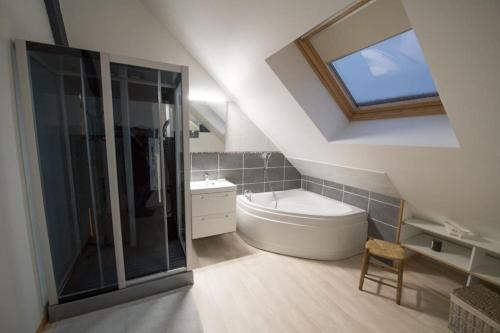 Bilik mandi di Grand Loft design avec piscine prox futuroscope