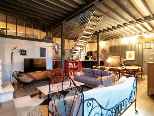 Ruang duduk di Grand Loft design avec piscine prox futuroscope