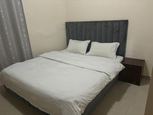 Postel nebo postele na pokoji v ubytování Wehome Sharjah Al Nahda