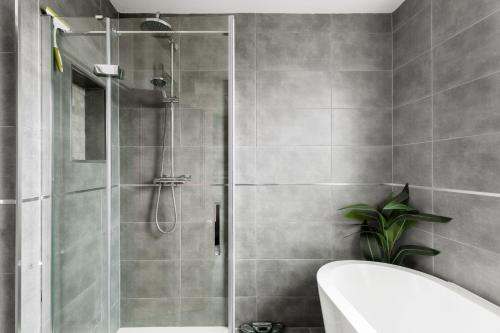 a bathroom with a shower with a toilet and a tub at Arden Holiday Lettings in Stratford-upon-Avon
