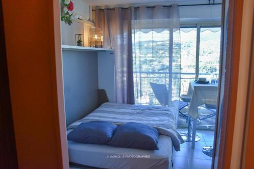 Кровать или кровати в номере Studio 2 étoiles - Sur le port - Cannes Marina