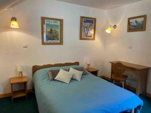 - une chambre avec un lit bleu et 2 oreillers dans l'établissement Duplex T3, ski aux pieds, plein sud, Piscine, à Valloire