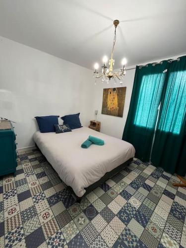 Ένα ή περισσότερα κρεβάτια σε δωμάτιο στο Villa lumineuse proche plage