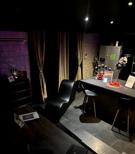 une pièce avec un bureau et une chaise dans une pièce dans l'établissement Ange ou démon, à Milhaud