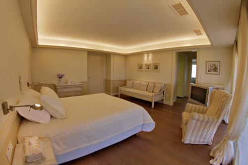 Tempat tidur dalam kamar di Villa Metaxas