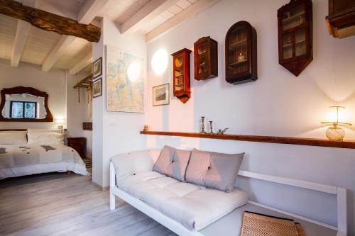 uma sala de estar com um sofá e uma cama em Le Casette Apartments - byMyHomeinComo em Blevio