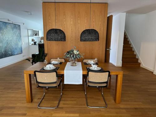 Un comedor con mesa y sillas en Holzapfelpalais, en Bad Mergentheim