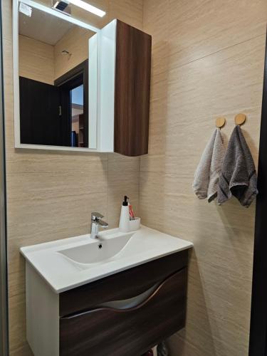 Ένα μπάνιο στο Apartman Sky light