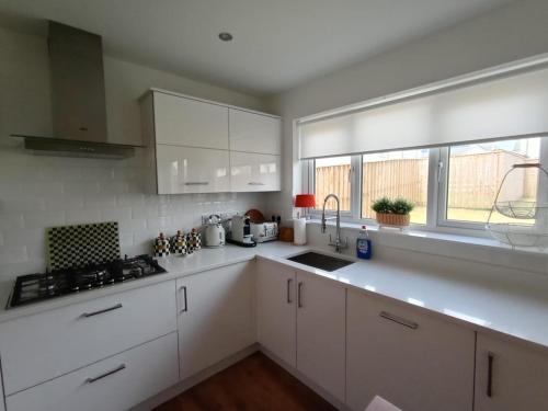 Kuchyň nebo kuchyňský kout v ubytování Fabulous Midlothian 3 Bed Home