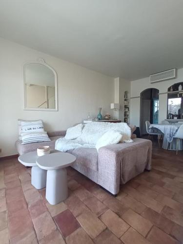 un salon avec un lit et une table dans l'établissement Petite maison de pecheur, à Grimaud