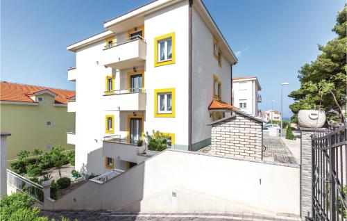 Two-Bedroom Apartment In Makarska