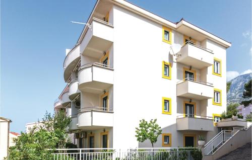 Two-Bedroom Apartment In Makarska