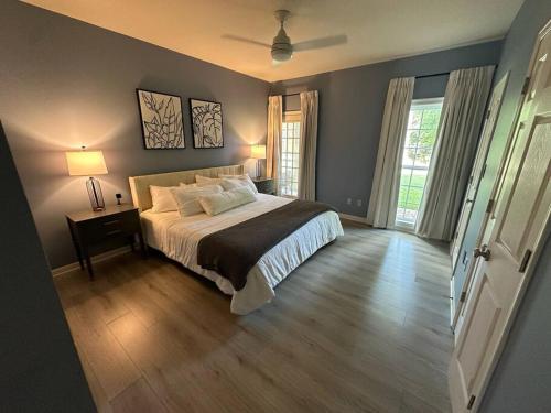 バトンルージュにあるUpscale 2BR condo in Bocage areaの大きなベッドと窓のある寝室