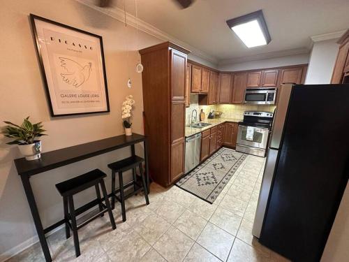 バトンルージュにあるUpscale 2BR condo in Bocage areaのキッチン(黒い冷蔵庫、カウンター付)