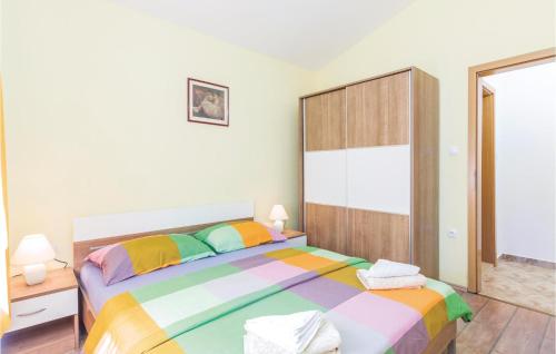 a bedroom with a colorful bed in a room at Awesome Home In Meloni With Sauna in Karojba