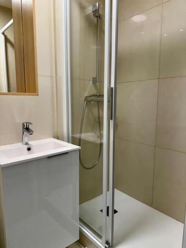 Bilik mandi di Charmant T2 lumineux avec vue