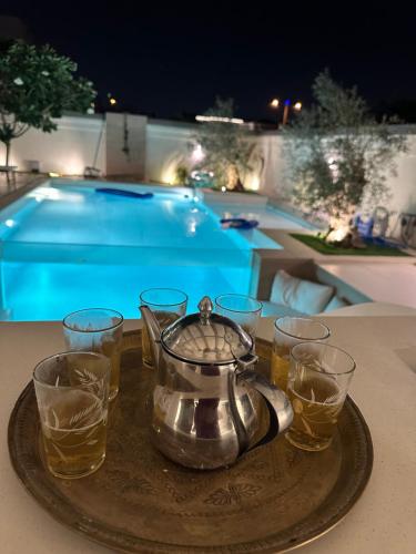Luxurious Villa 5BHK with Pool BBQ and Full Time Housemaid Assistance - live inの敷地内または近くにあるプール