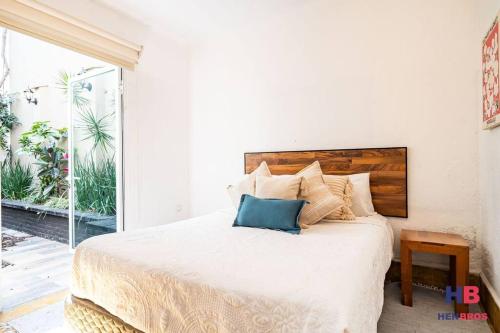 Un dormitorio con una cama grande con una ventana grande. en Hermosa Casa Remodelada con Terraza privada, en Ciudad de México