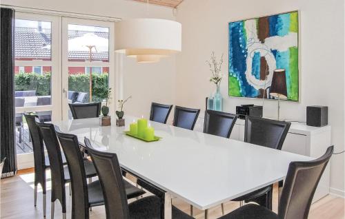 una sala da pranzo con tavolo e sedie bianchi di Holiday Home Barsbæklund Aabenraa V a Loddenhøj